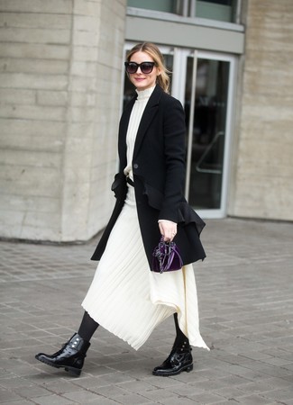 Olivia Palermo trägt schwarzer Mantel, weißes Strick Midikleid, schwarze flache Stiefel mit einer Schnürung aus Leder, dunkellila Samt Clutch