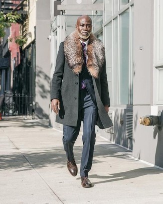 Violette bedruckte Krawatte kombinieren – 18 Herren Outfits kühl Wetter: Tragen Sie einen dunkelgrauen Mantel mit einem Pelzkragen und eine violette bedruckte Krawatte für eine klassischen und verfeinerte Silhouette. Dunkelbraune Leder Oxford Schuhe fügen sich nahtlos in einer Vielzahl von Outfits ein.