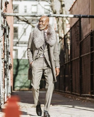 40 Jährige: Oxford Schuhe kombinieren – 166 Elegante Herren Outfits: Kombinieren Sie einen grauen Mantel mit einem Pelzkragen mit einem grauen Anzug mit Schottenmuster für eine klassischen und verfeinerte Silhouette. Oxford Schuhe sind eine kluge Wahl, um dieses Outfit zu vervollständigen.