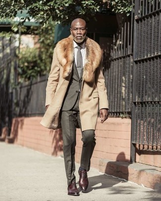 Hellbeige Mantel mit einem Pelzkragen kombinieren – 11 Herren Outfits: Kombinieren Sie einen hellbeige Mantel mit einem Pelzkragen mit einem grauen Anzug, um vor Klasse und Perfektion zu strotzen. Dieses Outfit passt hervorragend zusammen mit dunkelroten Leder Oxford Schuhen.