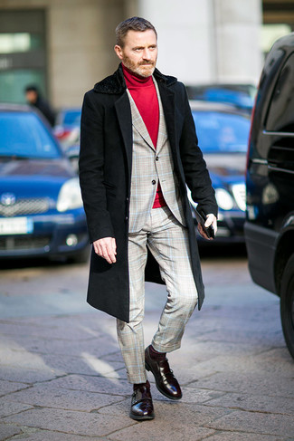 40 Jährige: Socken kombinieren – 79 Elegante Herren Outfits kalt Wetter: Kombinieren Sie einen schwarzen Mantel mit einem Pelzkragen mit Socken für einen entspannten Wochenend-Look. Fühlen Sie sich mutig? Wählen Sie dunkelroten Doppelmonks aus Leder.