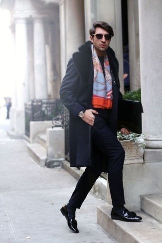 dunkelblauer Mantel mit einem Pelzkragen von Gianni Versace