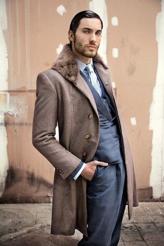 Mantel mit einem Pelzkragen kombinieren – 106 Herren Outfits: Kombinieren Sie einen Mantel mit einem Pelzkragen mit einem dunkelblauen Anzug mit Schottenmuster für eine klassischen und verfeinerte Silhouette.