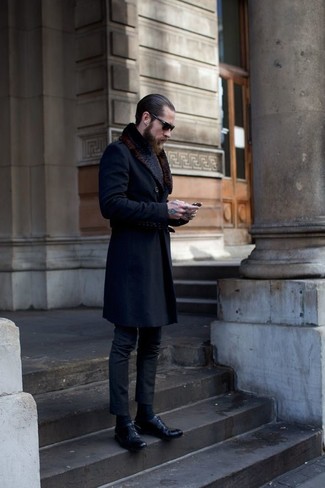 dunkelblauer Mantel mit einem Pelzkragen von Gabriele Pasini
