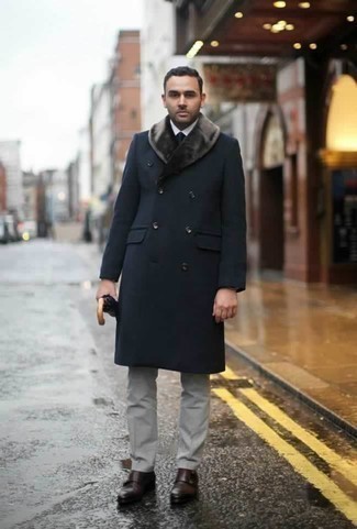 Mantel mit einem Pelzkragen kombinieren – 106 Herren Outfits: Kombinieren Sie einen Mantel mit einem Pelzkragen mit einer grauen Anzughose für eine klassischen und verfeinerte Silhouette. Fühlen Sie sich ideenreich? Vervollständigen Sie Ihr Outfit mit dunkelbraunen Doppelmonks aus Leder.