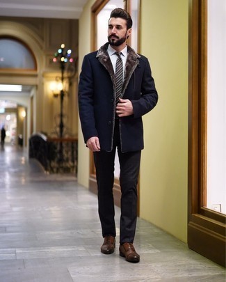 Braune horizontal gestreifte Krawatte kombinieren – 172 Herren Outfits: Machen Sie sich mit einem dunkelblauen Mantel mit einem Pelzkragen und einer braunen horizontal gestreiften Krawatte einen verfeinerten, eleganten Stil zu Nutze. Vervollständigen Sie Ihr Look mit braunen Leder Oxford Schuhen.