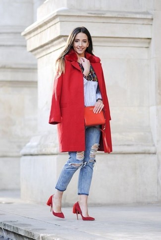 roter Mantel mit einem Pelzkragen, mehrfarbiges bedrucktes Businesshemd, hellblaue enge Jeans mit Destroyed-Effekten, rote Wildleder Pumps für Damen