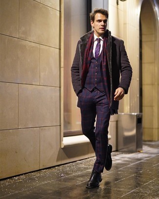 Violette horizontal gestreifte Krawatte kombinieren – 48 Herren Outfits: Vereinigen Sie einen dunkelbraunen Mantel mit einem Pelzkragen mit einer violetten horizontal gestreiften Krawatte für eine klassischen und verfeinerte Silhouette. Schwarze Brogue Stiefel aus Leder verleihen einem klassischen Look eine neue Dimension.