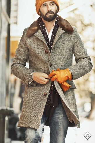 brauner Mantel mit einem Pelzkragen, weißes Langarmhemd, graue Jeans, orange Mütze für Herren