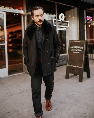 Mantel mit einem Pelzkragen kombinieren – 106 Herren Outfits: Kombinieren Sie einen Mantel mit einem Pelzkragen mit schwarzen Jeans, um einen modischen Freizeitlook zu kreieren. Eine rotbraune Lederfreizeitstiefel sind eine ideale Wahl, um dieses Outfit zu vervollständigen.