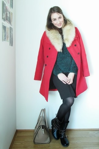 roter Mantel mit einem Pelzkragen, dunkelgrüner flauschiger Pullover mit einem Rundhalsausschnitt, schwarzer Bleistiftrock, schwarze beschlagene Leder mittelalte Stiefel für Damen