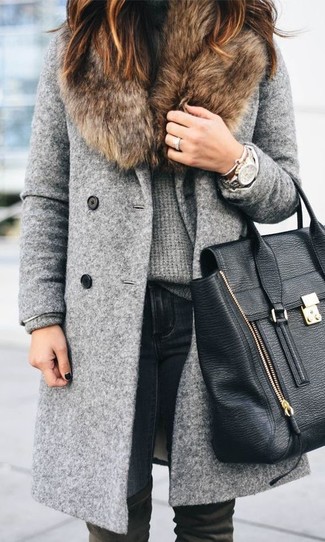 Schwarze Overknee Stiefel aus Leder kombinieren – 107 Damen Outfits: Probieren Sie die Kombination aus einem grauen Mantel mit einem Pelzkragen und grauen engen Jeans für einen bequemen Look, das außerdem gut zusammen passt. Komplettieren Sie Ihr Outfit mit schwarzen Overknee Stiefeln aus Leder.
