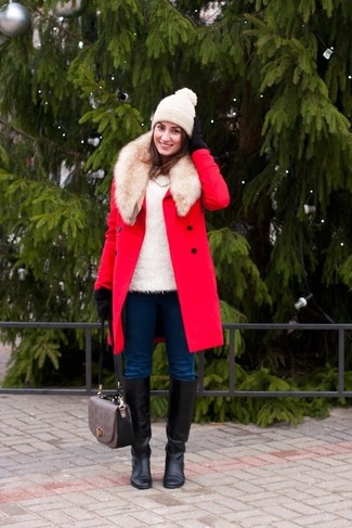 Winter Outfits Damen 2024: Paaren Sie einen roten Mantel mit einem Pelzkragen mit dunkelblauen engen Jeans, um eine lässige Stimmung zu erschaffen. Schwarze kniehohe Stiefel aus Leder sind eine perfekte Wahl, um dieses Outfit zu vervollständigen. Schon mal so einen trendigen Winter-Outfit gesehen?