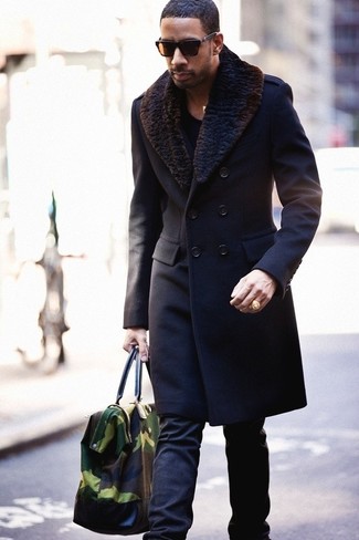 schwarzer Mantel mit einem Pelzkragen von Ann Demeulemeester