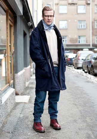 Mantel mit einem Pelzkragen kombinieren – 106 Herren Outfits: Kombinieren Sie einen Mantel mit einem Pelzkragen mit blauen Jeans für einen für die Arbeit geeigneten Look. Ergänzen Sie Ihr Look mit einer dunkelroten Lederfreizeitstiefeln.