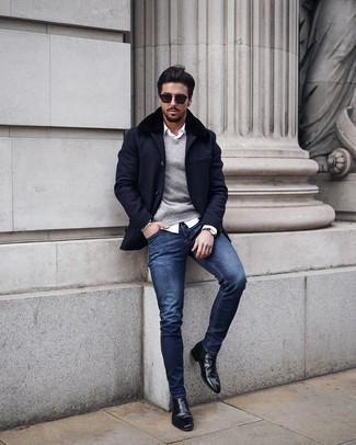 Blauen Mantel mit einem Pelzkragen kombinieren – 34 Herren Outfits: Entscheiden Sie sich für einen blauen Mantel mit einem Pelzkragen und dunkelblauen enge Jeans, um mühelos alles zu meistern, was auch immer der Tag bringen mag. Schwarze Chelsea Boots aus Leder bringen Eleganz zu einem ansonsten schlichten Look.