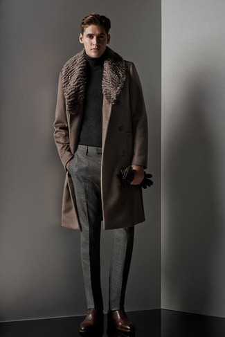 brauner Mantel mit einem Pelzkragen, dunkelgrauer Rollkragenpullover, graue Anzughose, dunkelbraune Chelsea-Stiefel aus Leder für Herren