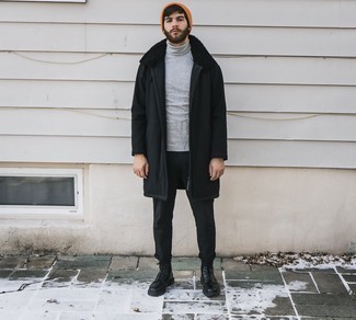Chinohose kombinieren – 277 Smart-Casual Winter Herren Outfits: Vereinigen Sie einen schwarzen Mantel mit einem Pelzkragen mit einer Chinohose für Ihren Bürojob. Vervollständigen Sie Ihr Look mit einer schwarzen Lederfreizeitstiefeln. Das Outfit wird zu Winter pur.