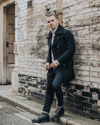 Mantel mit einem Pelzkragen kombinieren – 106 Herren Outfits: Kombinieren Sie einen Mantel mit einem Pelzkragen mit dunkelblauen Jeans, um einen eleganten, aber nicht zu festlichen Look zu kreieren. Eine schwarze Lederfreizeitstiefel sind eine kluge Wahl, um dieses Outfit zu vervollständigen.