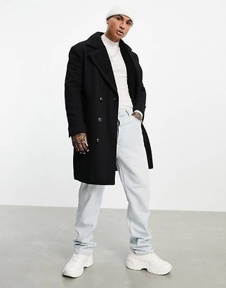 Schwarzen Mantel mit einem Pelzkragen kombinieren – 22 Herren Outfits: Vereinigen Sie einen schwarzen Mantel mit einem Pelzkragen mit hellblauen Jeans für Drinks nach der Arbeit. Fühlen Sie sich mutig? Wählen Sie weißen Sportschuhe.