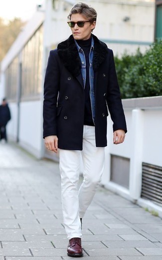 Dunkelblauen Mantel mit einem Pelzkragen kombinieren – 34 Herren Outfits: Paaren Sie einen dunkelblauen Mantel mit einem Pelzkragen mit einer weißen Chinohose, um einen modischen Freizeitlook zu kreieren. Eine dunkelrote Lederfreizeitstiefel sind eine gute Wahl, um dieses Outfit zu vervollständigen.