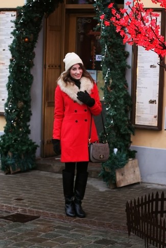 Beige Hut kombinieren – 334 Damen Outfits: Um einen lässigen Alltags-Look zu erzielen, können Sie einen roten Mantel mit einem Pelzkragen und einen beige Hut kombinieren. Fühlen Sie sich ideenreich? Ergänzen Sie Ihr Outfit mit schwarzen kniehohe Stiefeln aus Leder.