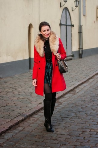 Schwarze Wollstrumpfhose kombinieren – 311 Damen Outfits: Wahlen Sie einen roten Mantel mit einem Pelzkragen und eine schwarze Wollstrumpfhose, um ein lockeres City-Outfit zu zaubern. Fühlen Sie sich mutig? Komplettieren Sie Ihr Outfit mit schwarzen kniehohe Stiefeln aus Leder.