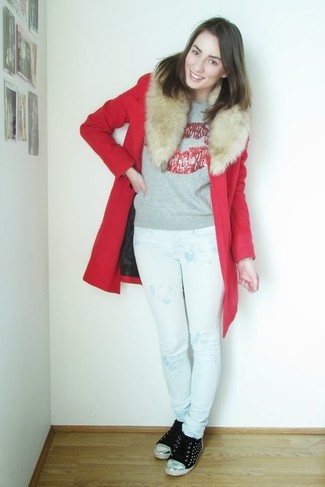 Weiße enge Jeans kombinieren – 441 Damen Outfits: Vereinigen Sie einen roten Mantel mit einem Pelzkragen mit weißen engen Jeans, um einen zeitgenössischen Alltags-Look zu kreieren. Fühlen Sie sich ideenreich? Entscheiden Sie sich für schwarzen niedrige Sneakers.