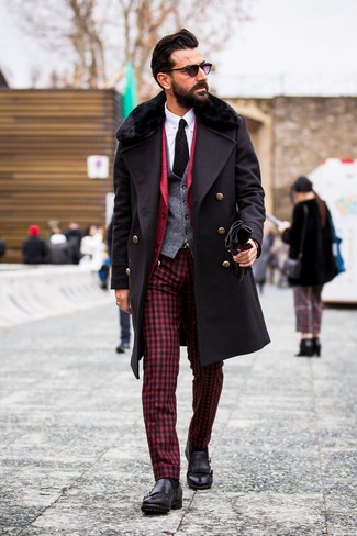 Graue Wollweste kombinieren – 61 Herren Outfits kühl Wetter: Kombinieren Sie eine graue Wollweste mit einer roten Anzughose mit Vichy-Muster für eine klassischen und verfeinerte Silhouette. Wenn Sie nicht durch und durch formal auftreten möchten, ergänzen Sie Ihr Outfit mit schwarzen Doppelmonks aus Leder.
