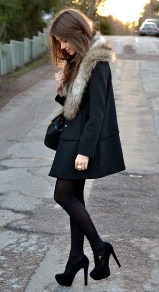 schwarzer Mantel mit einem Pelzkragen, schwarze Wildleder Pumps, schwarze Shopper Tasche aus Leder, schwarze Wollstrumpfhose für Damen