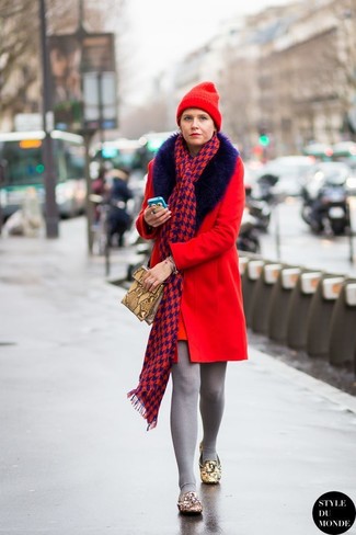 Hellbeige Clutch kombinieren – 401 Damen Outfits: Sie möchten den schicken Casual-Stil perfektionieren? Paaren Sie einen roten Mantel mit einem Pelzkragen mit einer hellbeige Clutch. Machen Sie Ihr Outfit mit beige verzierten Leder Slippern eleganter.