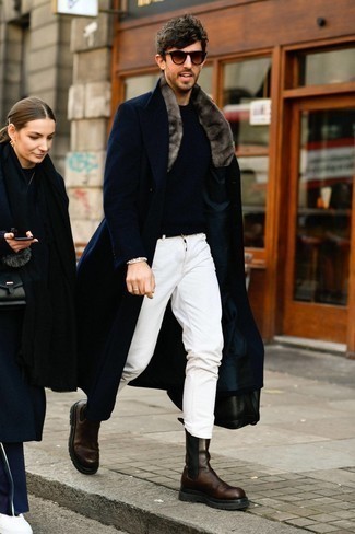 Blauen Mantel mit einem Pelzkragen kombinieren – 34 Herren Outfits: Kombinieren Sie einen blauen Mantel mit einem Pelzkragen mit weißen Jeans, um einen modischen Freizeitlook zu kreieren. Fühlen Sie sich mutig? Ergänzen Sie Ihr Outfit mit dunkelbraunen Chelsea Boots aus Leder.