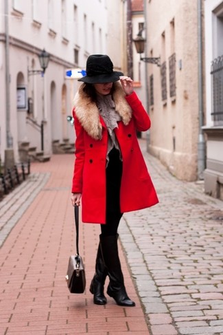 Winter Outfits Damen 2024: Um ein Casual-Outfit zu erzeugen, braucht man nur einen roten Mantel mit einem Pelzkragen und eine graue Pelzweste. Schwarze kniehohe Stiefel aus Leder sind eine gute Wahl, um dieses Outfit zu vervollständigen. Der Look ist ja mega und passt toll zum Winter.