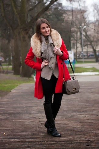 Dunkelgraue Satchel-Tasche aus Leder kombinieren – 119 Damen Outfits: Probieren Sie die Kombination aus einem roten Mantel mit einem Pelzkragen und einer dunkelgrauen Satchel-Tasche aus Leder, um ein schickes Casual-Outfit zu erzeugen. Schwarze kniehohe Stiefel aus Leder bringen Eleganz zu einem ansonsten schlichten Look.
