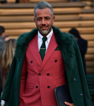 dunkelgrüner Mantel mit einem Pelzkragen, rotes Zweireiher-Sakko, weißes Businesshemd, dunkelgrüne bedruckte Krawatte für Herren