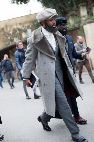 Mantel mit einem Pelzkragen kombinieren – 106 Herren Outfits: Tragen Sie einen Mantel mit einem Pelzkragen und eine graue vertikal gestreifte Anzughose für einen stilvollen, eleganten Look. Dieses Outfit passt hervorragend zusammen mit schwarzen Leder Derby Schuhen.