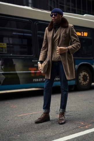 Braunen Mantel mit einem Pelzkragen kombinieren – 14 Herren Outfits: Die Paarung aus einem braunen Mantel mit einem Pelzkragen und dunkelblauen Jeans ist eine großartige Wahl für einen Tag im Büro. Eine dunkelbraune Lederfreizeitstiefel fügen sich nahtlos in einer Vielzahl von Outfits ein.