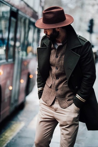 30 Jährige: Welche Chinohosen mit braunen Sakkos zu tragen – 24 Herren Outfits kalt Wetter: Kombinieren Sie ein braunes Sakko mit einer Chinohose, um einen eleganten, aber nicht zu festlichen Look zu kreieren.
