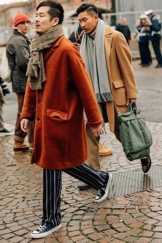 Beige Schal kombinieren – 151 Herren Outfits kalt Wetter: Kombinieren Sie einen orange Mantel mit einem beige Schal für einen entspannten Wochenend-Look. Schwarze und weiße Segeltuch niedrige Sneakers sind eine perfekte Wahl, um dieses Outfit zu vervollständigen.