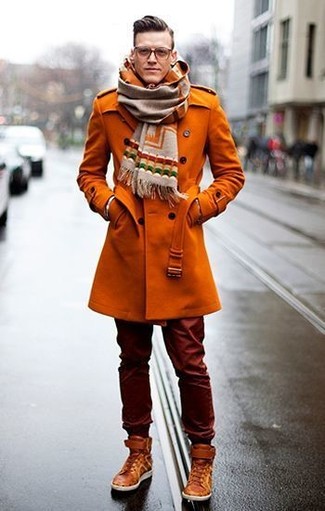 Orange bedruckten Schal kombinieren – 20 Herren Outfits: Für ein bequemes Couch-Outfit, kombinieren Sie einen orange Mantel mit einem orange bedruckten Schal. Schalten Sie Ihren Kleidungsbestienmodus an und machen eine orange Lederfreizeitstiefel zu Ihrer Schuhwerkwahl.