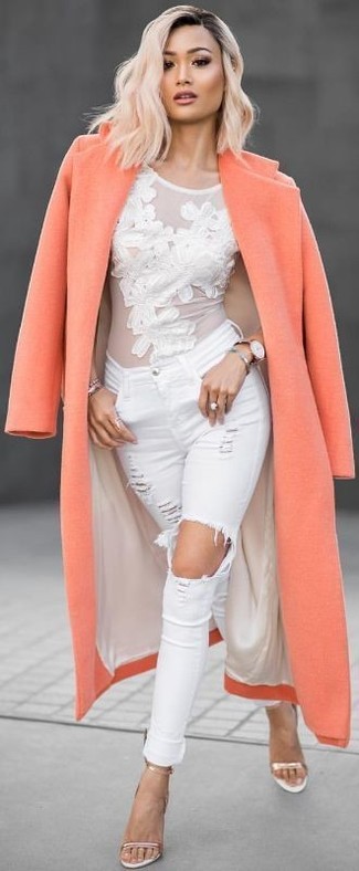 Weiße enge Jeans mit Destroyed-Effekten kombinieren – 129 Damen Outfits: Ein orange Mantel und weiße enge Jeans mit Destroyed-Effekten sind ideal geeignet, um einen legeren Look zu kreieren. Goldene Leder Sandaletten sind eine gute Wahl, um dieses Outfit zu vervollständigen.
