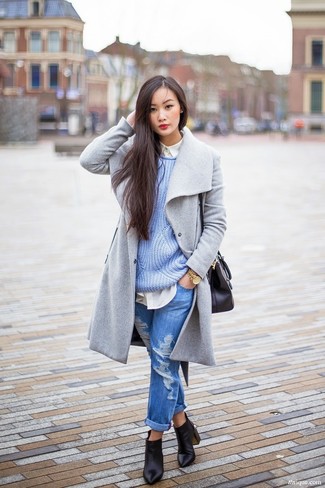 Oversize Pullover kombinieren – 500+ Damen Outfits: Um einen super entspannten Trend-Look zu erreichen, brauchen Sie nur einen Oversize Pullover und blauen Boyfriend Jeans mit Destroyed-Effekten. Schwarze Leder Stiefeletten sind eine großartige Wahl, um dieses Outfit zu vervollständigen.