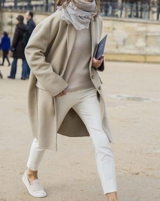 hellbeige Mantel, hellbeige Oversize Pullover, weiße enge Hose, hellbeige Wildleder Slipper für Damen