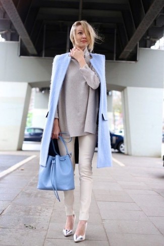 Hellblauen Mantel kombinieren – 64 Damen Outfits: Mit dieser Kombi aus einem hellblauen Mantel und weißen engen Jeans werden Sie die optimale Balance zwischen einem Trend-Look und zeitgenössische Stil erreichen. Vervollständigen Sie Ihr Look mit silbernen Leder Pumps.