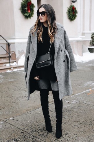 grauer Mantel, schwarzer Oversize Pullover, graue enge Jeans, schwarze Overknee Stiefel aus Wildleder für Damen