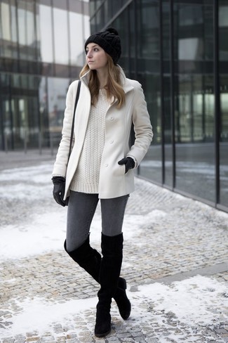 Graue Jeans kombinieren – 183 Frühling Damen Outfits: Stehen Sie für einen idealen lockeren Look zu jeder Zeit mit einem weißen Mantel und grauen Jeans. Schwarze Overknee Stiefel aus Wildleder sind eine kluge Wahl, um dieses Outfit zu vervollständigen. Ein insgesamt sehr tolles Übergangs-Outfit.