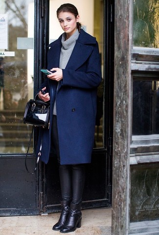 Schwarze Lederhandtasche kombinieren – 108 Damen Outfits: Möchten Sie einen perfekten Alltags-Look erzielen, ist diese Kombi aus einem dunkelblauen Mantel und einer schwarzen Lederhandtasche ganz besonders gut. Vervollständigen Sie Ihr Look mit schwarzen Leder Stiefeletten.