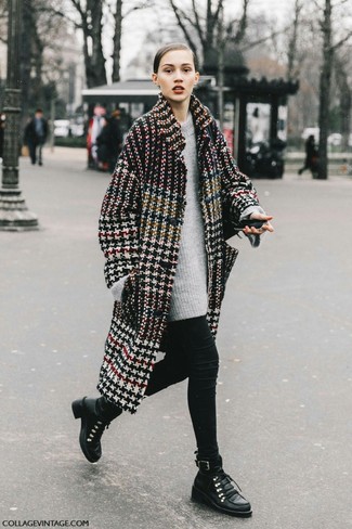 Grauen Oversize Pullover kombinieren – 223 Damen Outfits: Ein grauer Oversize Pullover und schwarze Leggings sind ideal geeignet, um ein entspanntes Outfit zu zaubern. Fühlen Sie sich ideenreich? Komplettieren Sie Ihr Outfit mit schwarzen flache Stiefel mit einer Schnürung aus Leder.