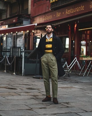 Senf Polo Pullover kombinieren – 15 Herren Outfits: Kombinieren Sie einen senf Polo Pullover mit einer olivgrünen Anzughose für einen stilvollen, eleganten Look. Dunkelbraune Wildleder Oxford Schuhe sind eine perfekte Wahl, um dieses Outfit zu vervollständigen.