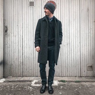Smart-Casual kühl Wetter Outfits Herren 2024: Ein dunkelgrauer Mantel und dunkelgraue Jeans sind eine großartige Outfit-Formel für Ihre Sammlung. Machen Sie Ihr Outfit mit schwarzen Leder Derby Schuhen eleganter.